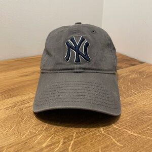 New York Yankees MLB Baseball Hat Gray Embroidered Logo Adjustable – LIKE NEW